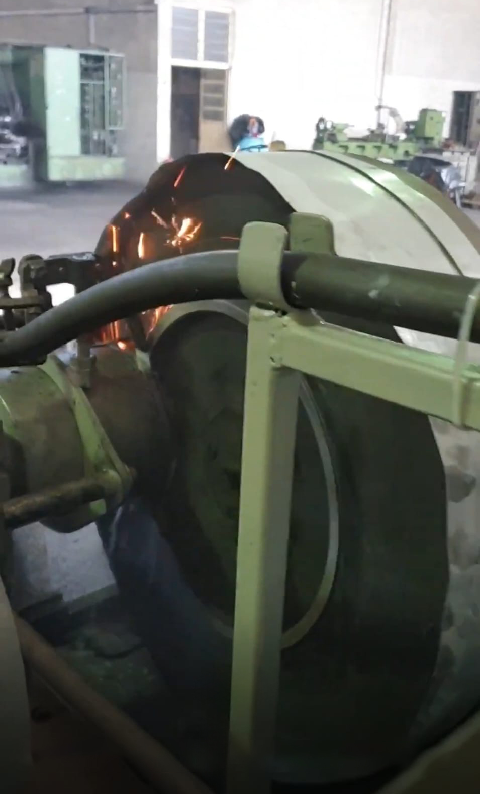Metal yanaklı keçe